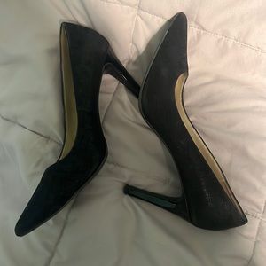 Black pumps